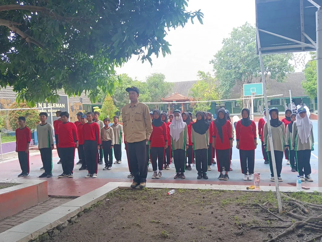 MTsN 8 Sleman Bekali Pengurus OSIS 2024/2025 dengan Praktek Tata Upacara dan PBB