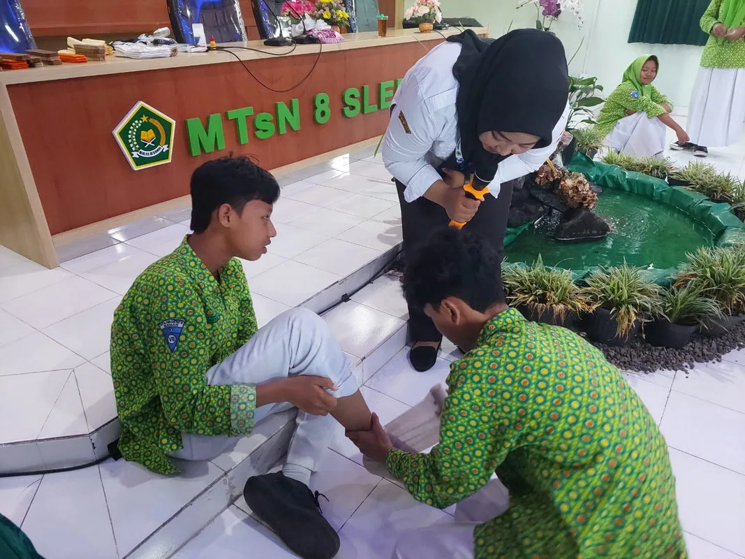 Siswa MTsN 8 Sleman Praktik P3K dan P2P Bersama Puskesmas Prambanan