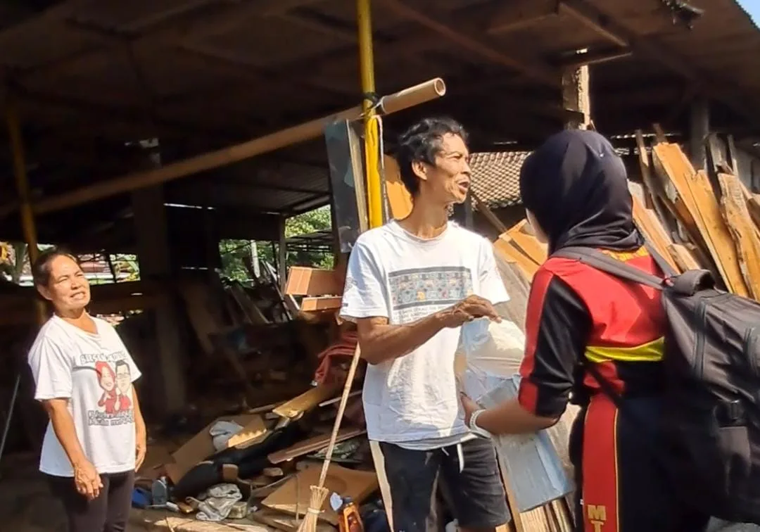 Jelajah Alam dan Kepedulian: Siswa MTsN 1 Sleman Bagikan Sembako di Tempel