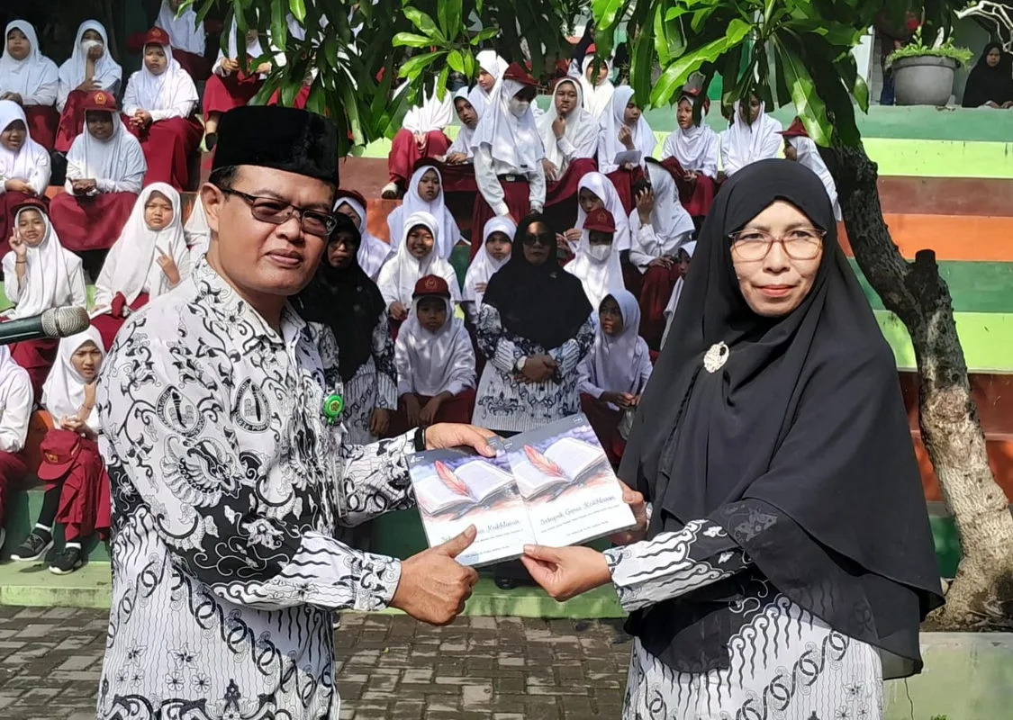 Guru MIN 2 Sleman Persembahkan Buku Puisi Karyanya untuk Madrasah