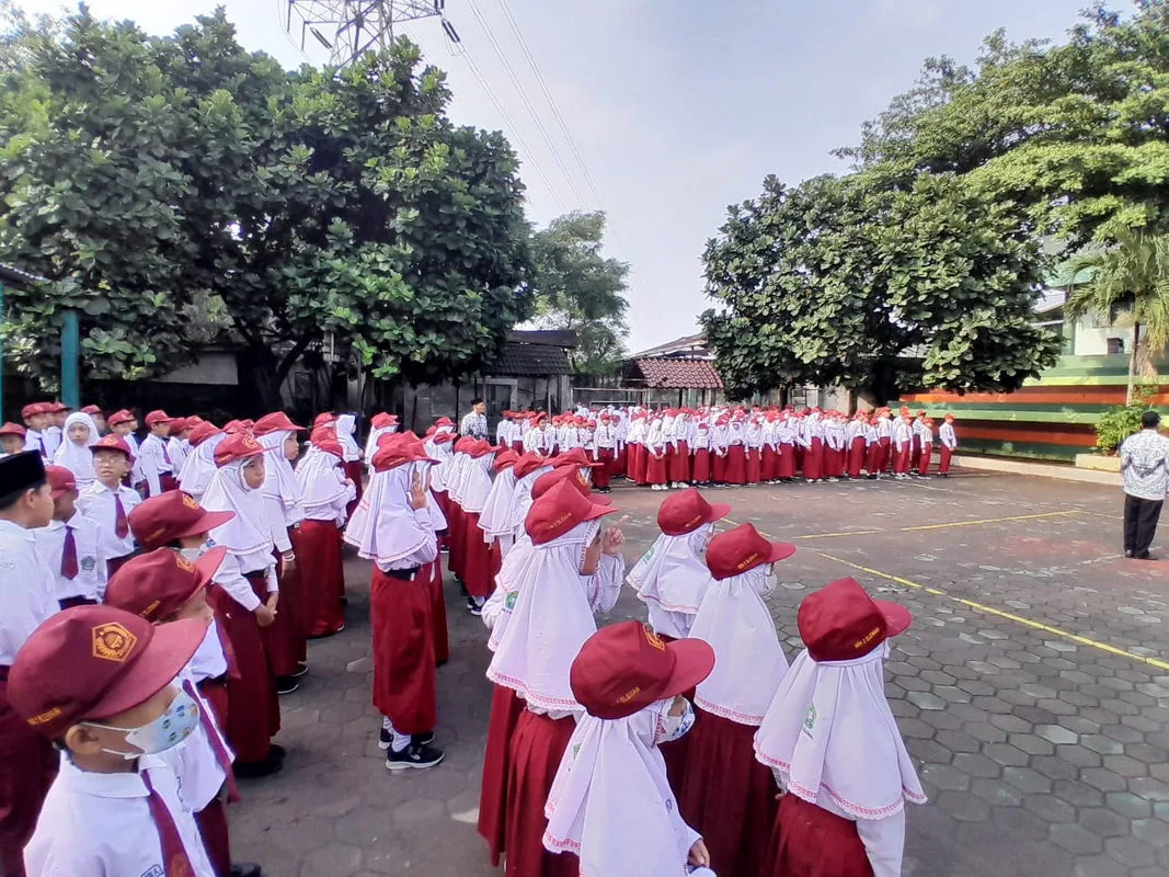 MIN 2 Sleman Gelar Upacara Peringatan Hari Guru Nasional 2024