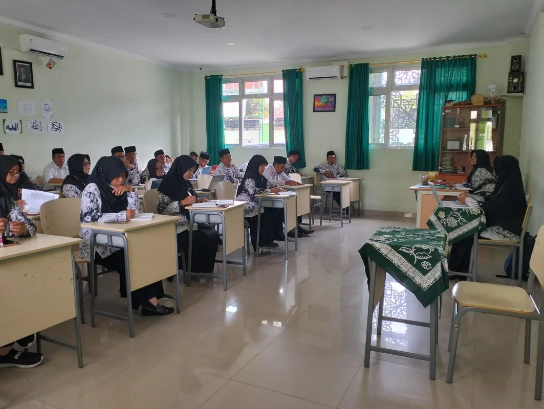 Kepala MTsN 9 Sleman Adakan Briefing Bersama Panitia dan Pengawas PAS dan ASAS Ganjil Tahun 2024/2025