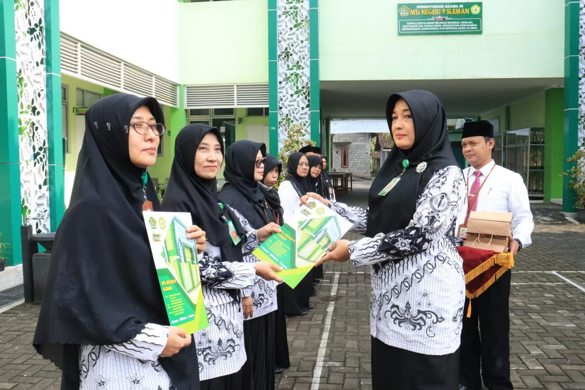 MTs Negeri 9 Sleman Berikan Apresiasi untuk Guru dan Pegawai Luar Biasa di Hari Guru Nasional 2024