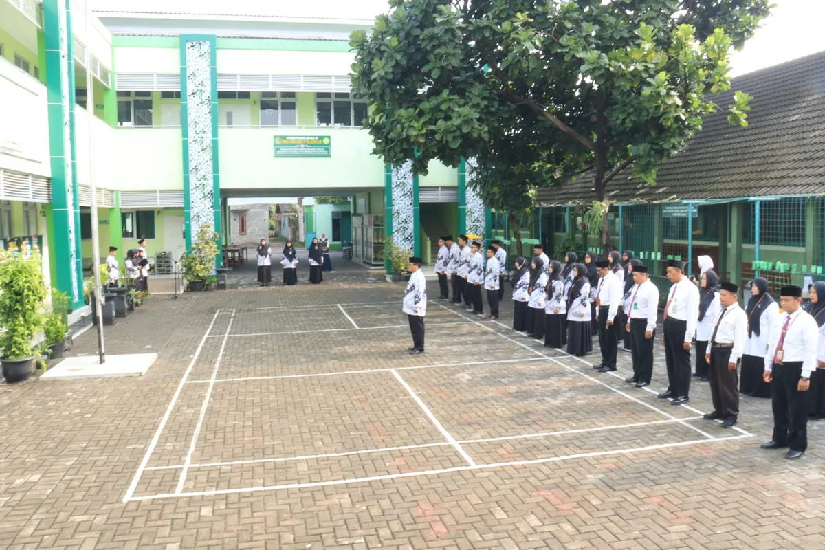 MTs Negeri 9 Sleman Gelar Upacara Bendera Peringati Hari Guru Nasional 2024