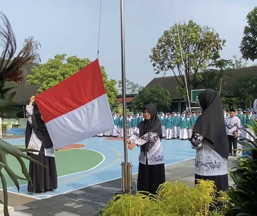 Para Guru Petugas Upacara yang Memukau dalam Peringatan Hari Guru Nasional MTs N 3 Sleman 2024