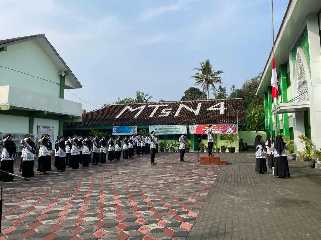 Upacara Peringatan Hari Guru Nasional, MTsN 4 Sleman Serukan Semangat Guru Berdaya untuk Indonesia Jaya