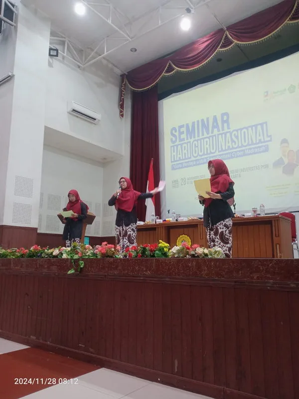 Guru MTsN 6 Sleman Serukan Puisi pada Seminar HGN Kemenag DIY
