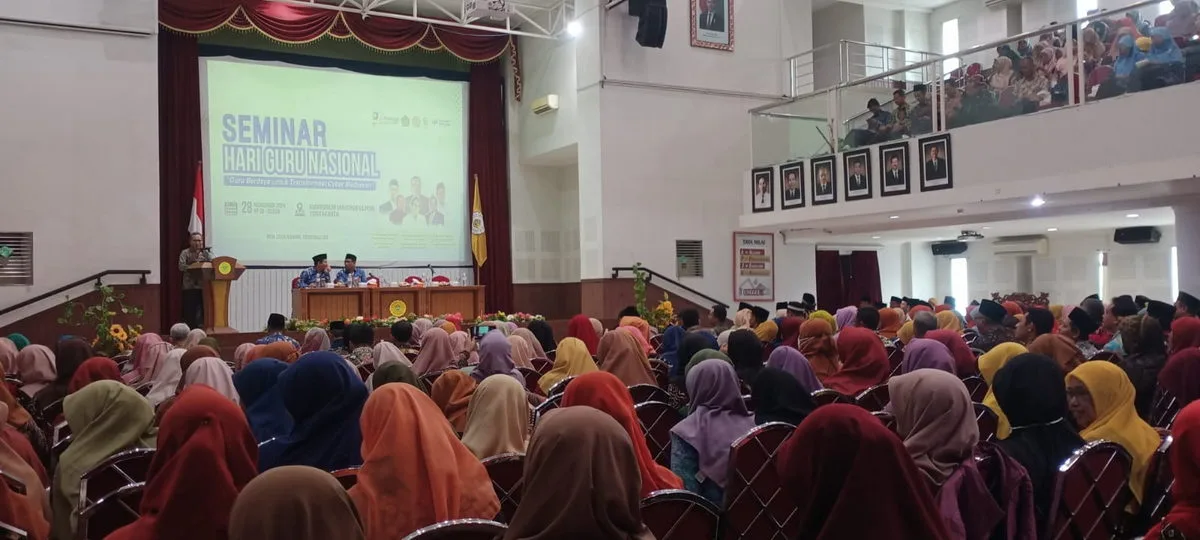 Kepala Madrasah dan Perwakilan Guru MTsN 8 Sleman Hadiri Seminar Hari Guru Nasional di UPY