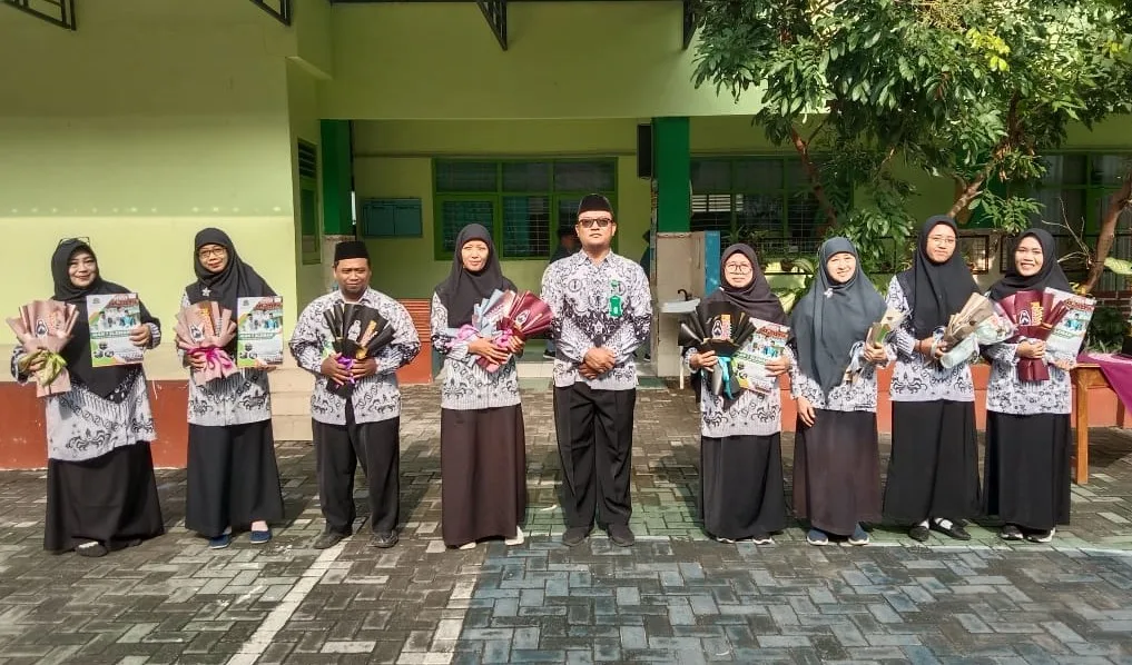 MAN 1 Sleman Berikan Anugerah Guru dalam Peringatan Hari Guru Nasional 2024