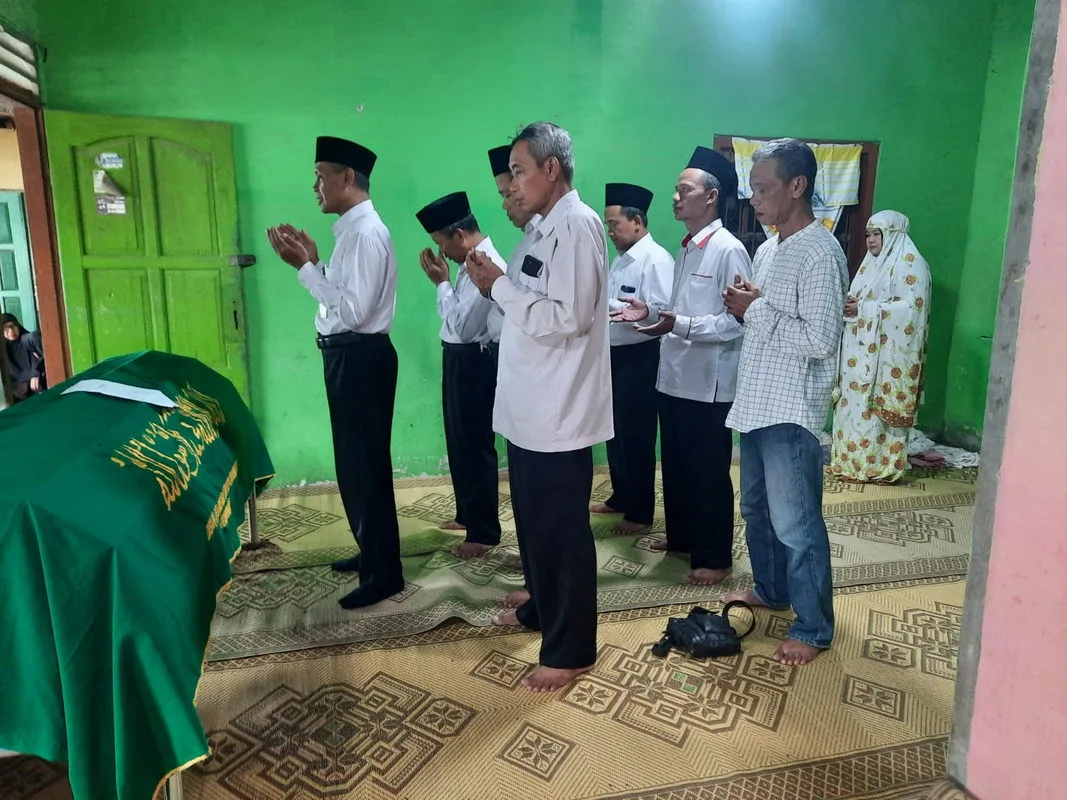 Guru dan Pegawai MTsN 8 Sleman Takziah ke Rumah Duka Alm. Kyai Syamsudi Sumanto