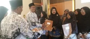 Guru IPS MTsN 8 Sleman Terima Penghargaan Atas Kontribusinya dalam Antologi Cerpen “Tinta Abadi”