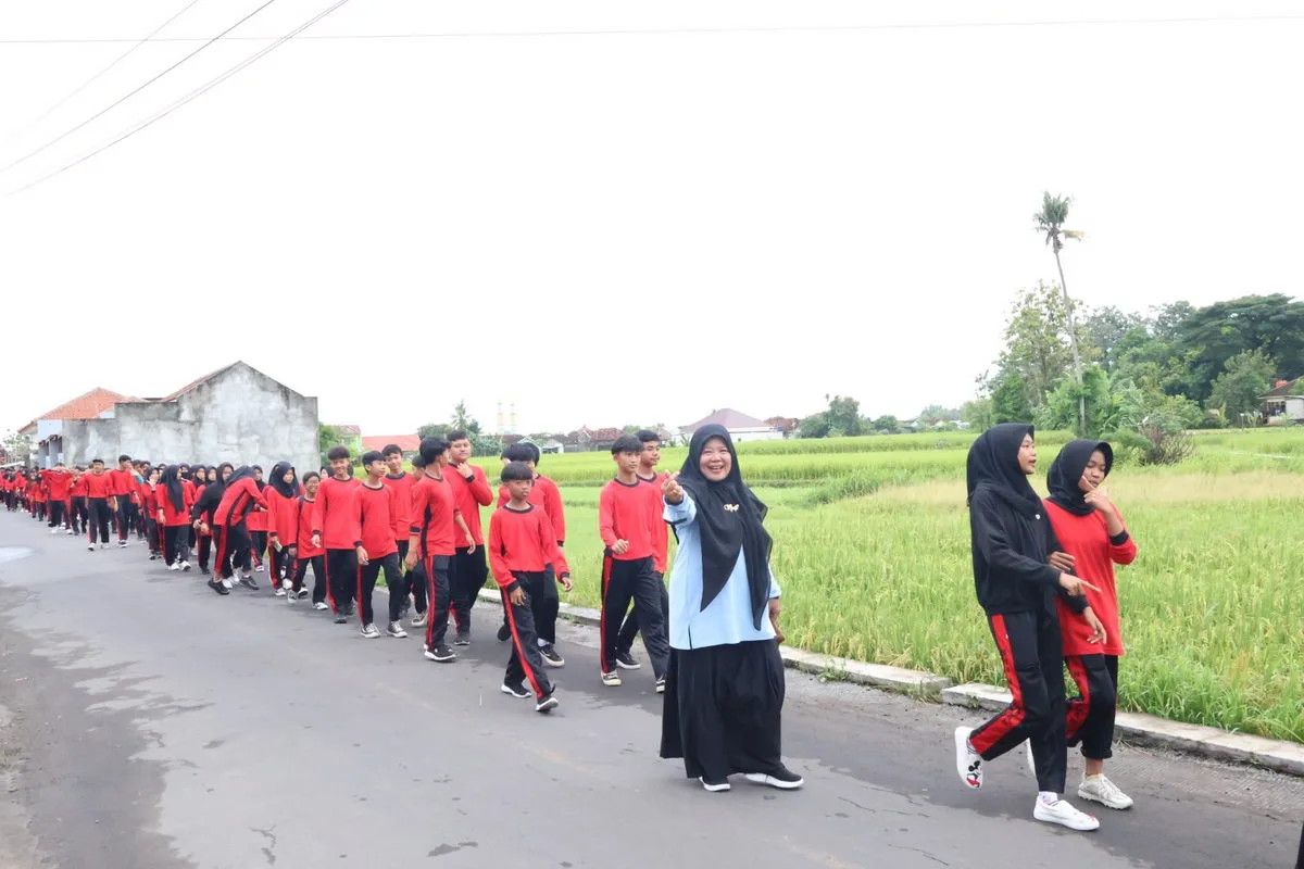 MTsN 8 Sleman Gelar Jalan Sehat: Bangun Kebugaran Jelang Asesmen Sumatif