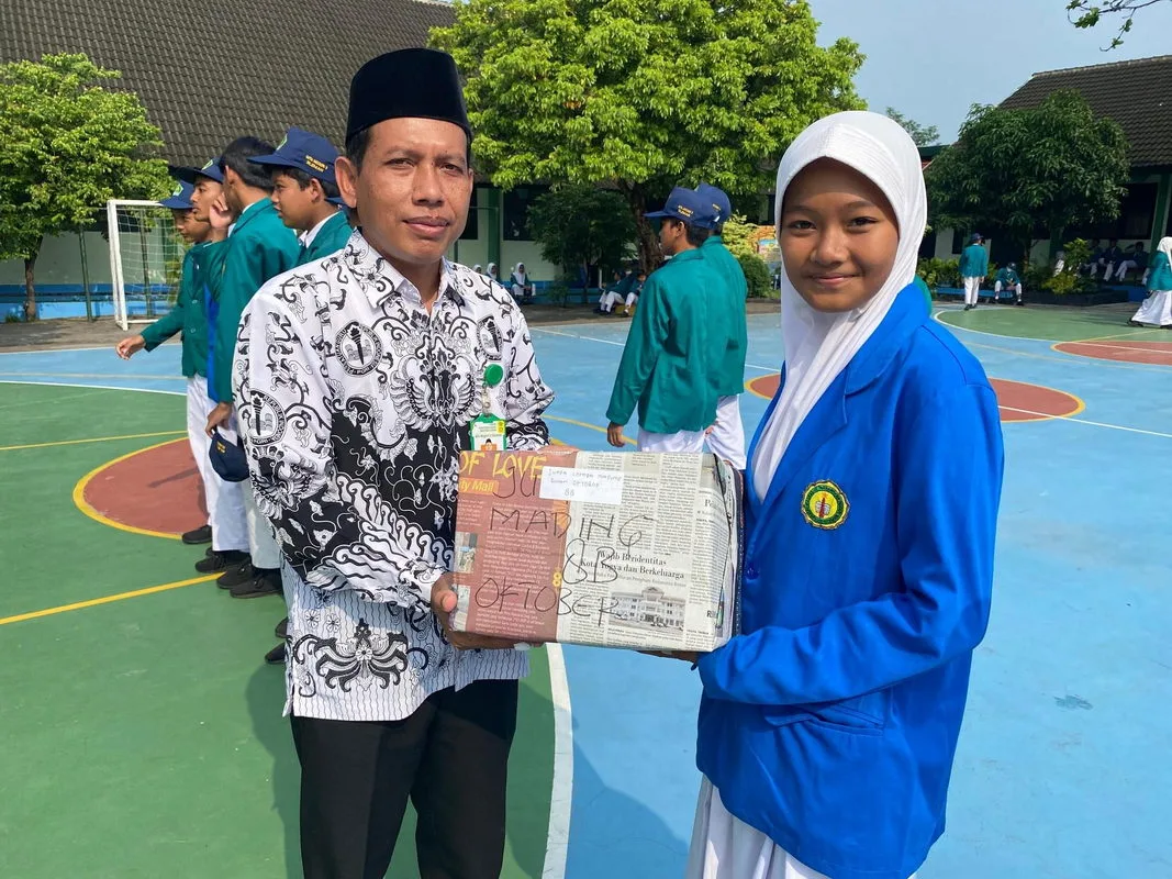 Reward Literasi MTsN 3 Sleman Warnai Hari Guru Nasional