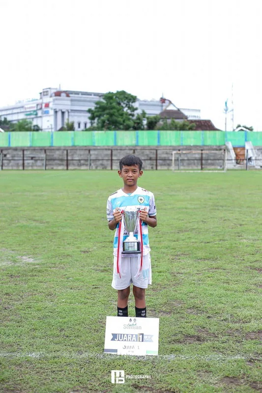Juara 1 Turnamen Sepak Bola KU-12 Liga Anak Sleman 2024, Rais Ibrahimovic Yuda Harumkan Nama MTsN 8 Sleman