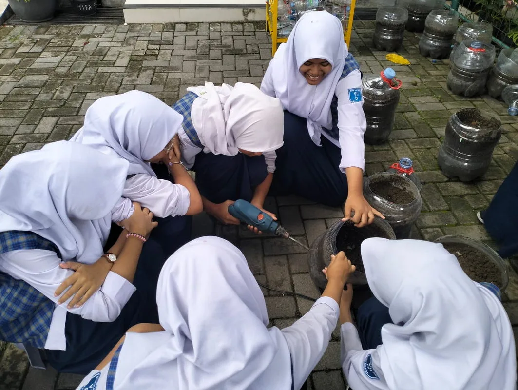 Siswa Kelas VII MTs Negeri  9 Sleman Antusias Menanam Sayur dan Buah dalam Kegiatan P5RA