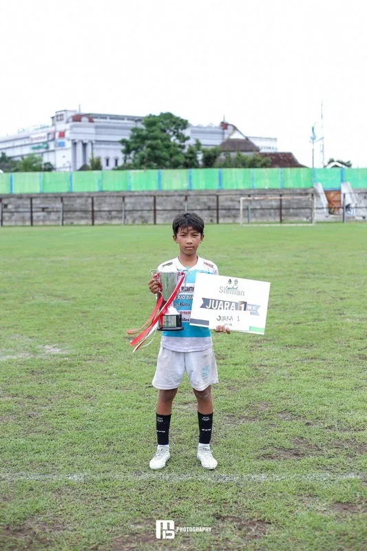 Siswa MTsN 8 Sleman, Arya Divo Gagah Sadewa, Raih Juara 1 Turnamen Sepak Bola KU-12 Liga Anak Sleman 2024