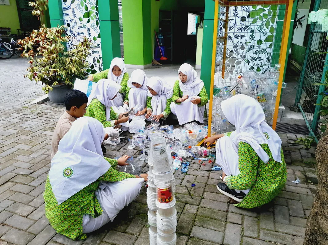Dukung Program Adiwiyata, OSIS MTs Negeri  9 Sleman Kelola Sampah Botol Plastik