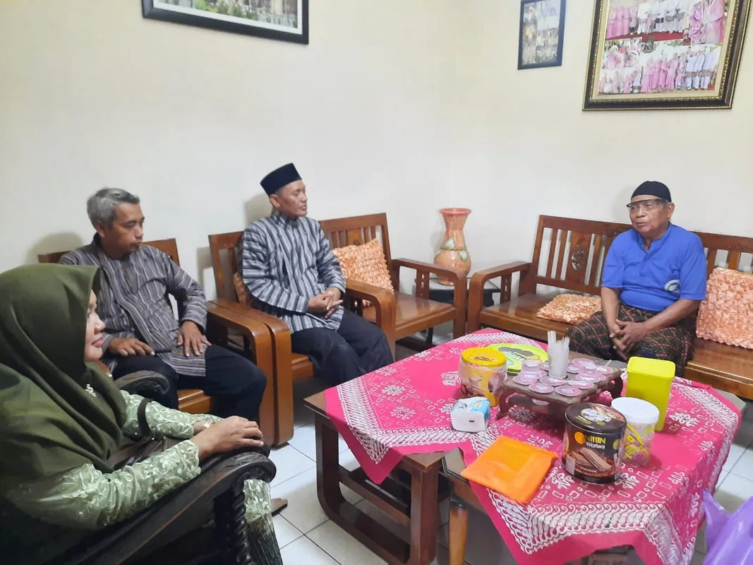 MTsN 8 Sleman Kunjungi Pengawas Komite, Berikan Doa dan Dukungan untuk Kesembuhan