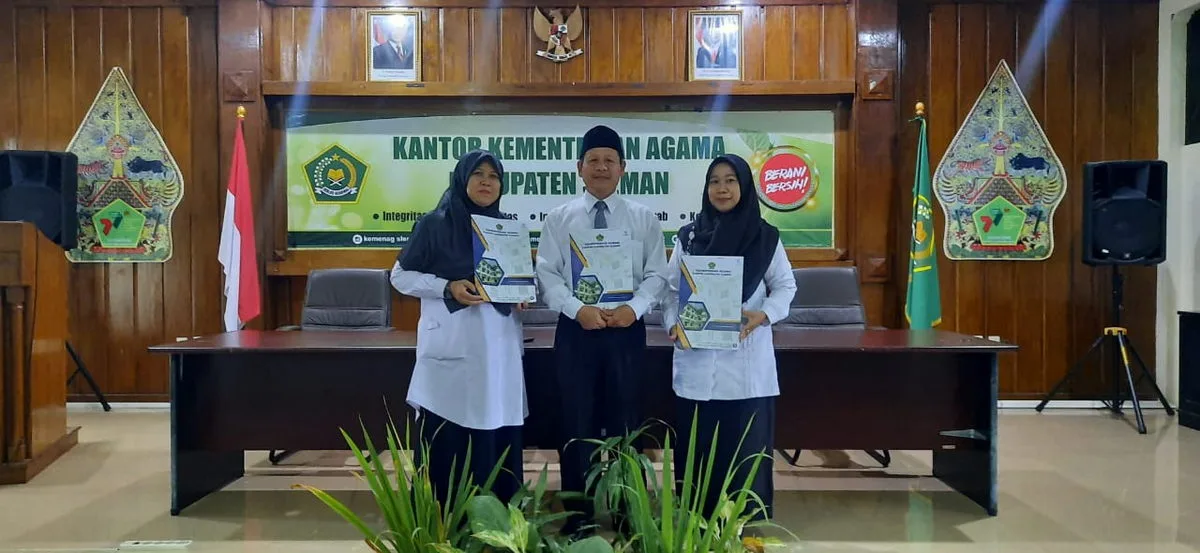 Tiga Guru MTsN 4 Sleman Terima SK Kenaikan Pangkat