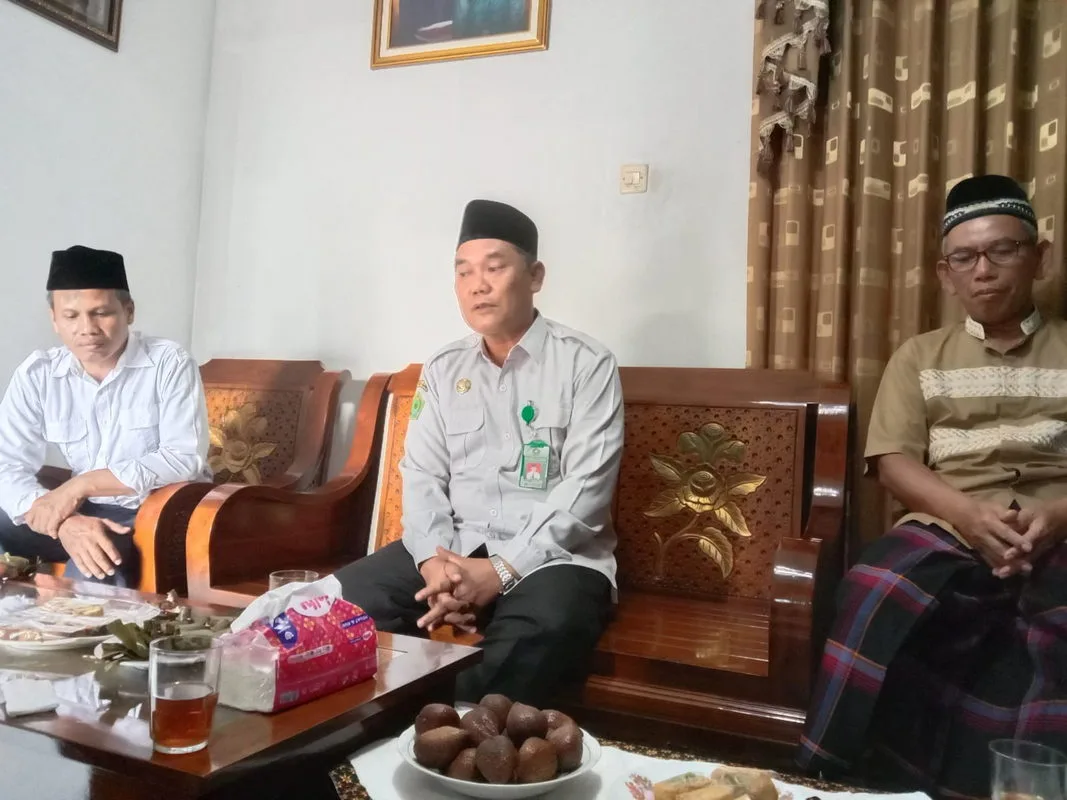 Guru dan Pegawai MTsN 6 Sleman Silaturahim ke Rumah Ibu Oppie Fadhilah