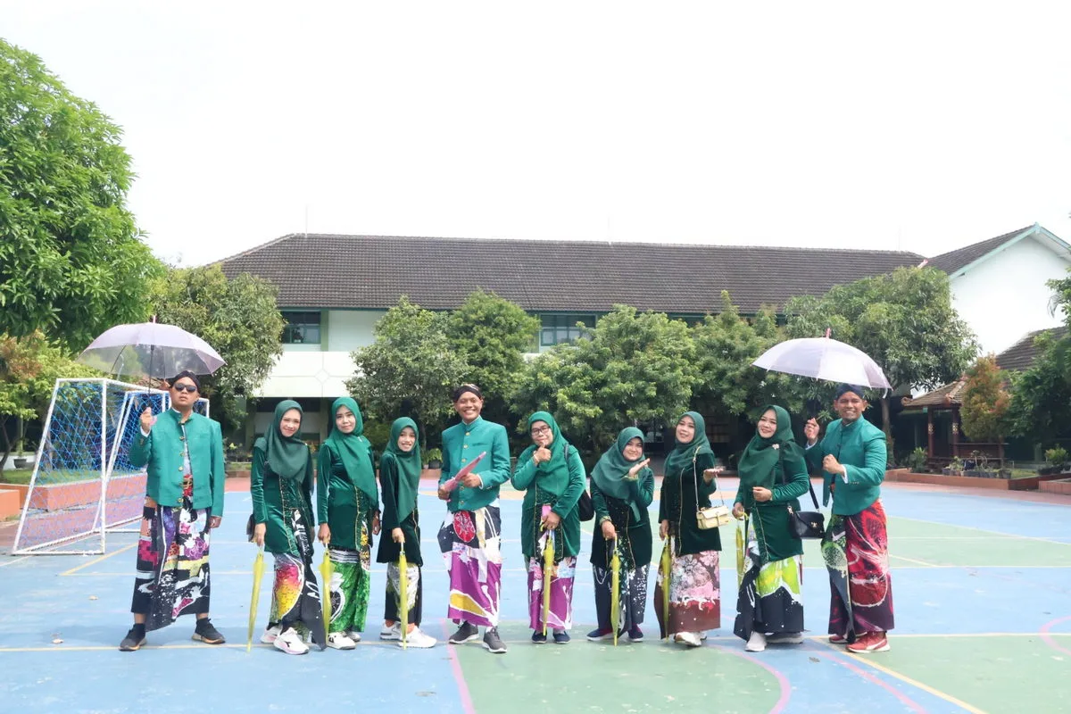Guru dan Pegawai MTsN 8 Sleman Tampil dalam Busana Jawa dengan Sentuhan Batik Ciprat di BOKOFEST 2024