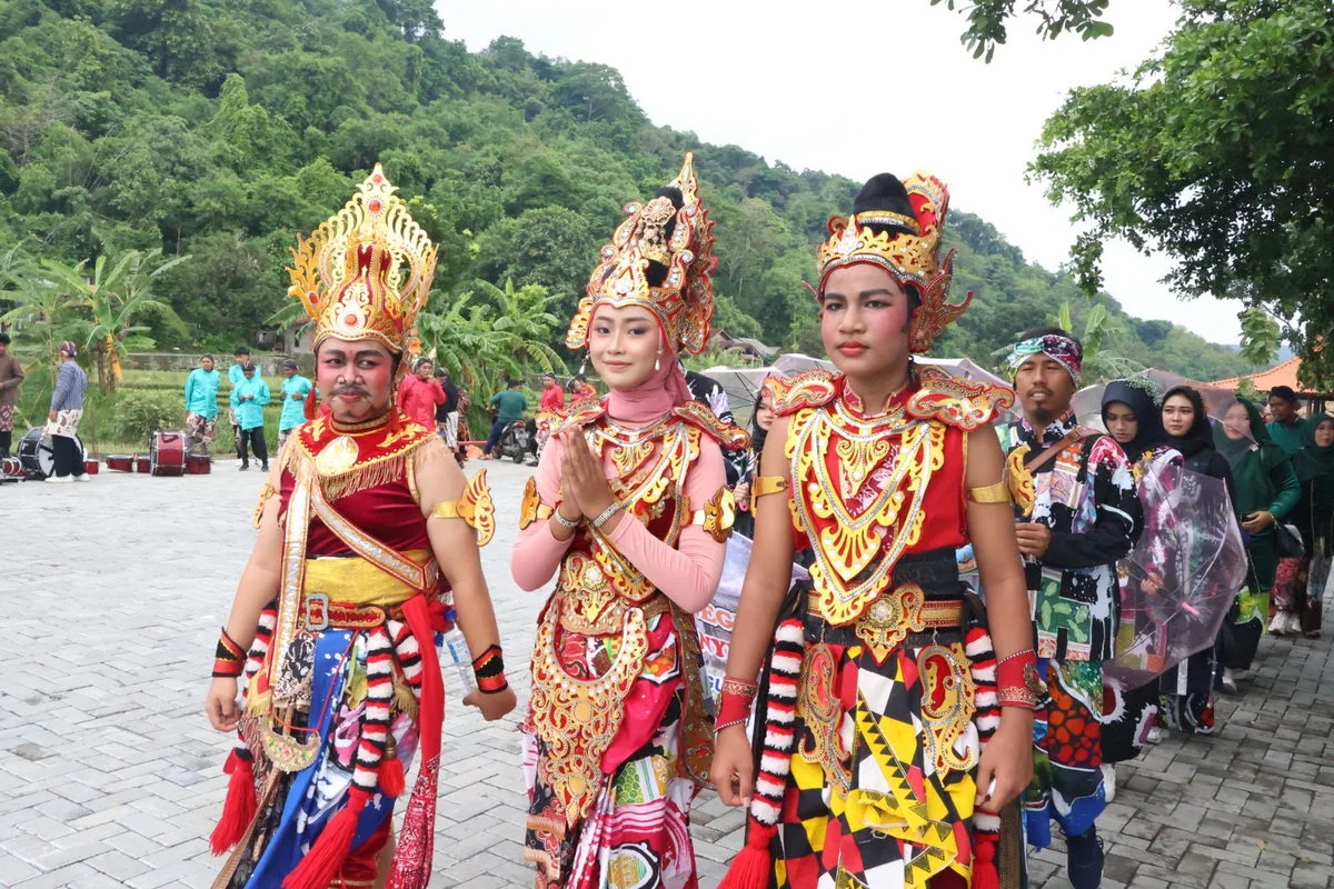 MTsN 8 Sleman Semarakkan Kirab Gunungan Bokoharjo Festival (BOKOFEST) 2024