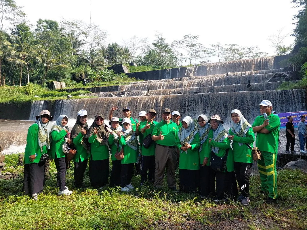 Guru dan Pegawai MTsN 1 Sleman Meriahkan Senam Massal dan Jalan Sehat HAB Ke-79