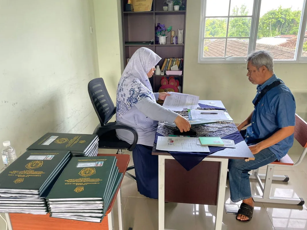 Evaluasi dan Prestasi, MTsN 4 Sleman Serahkan Rapor Semester Gasal 2024/2025