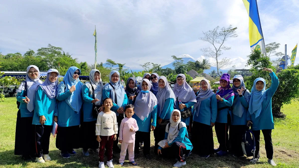 Meriahkan HAB Kemenag ke-79 MTsN 3 Sleman Ikuti Jalan Sehat Penuh Semangat