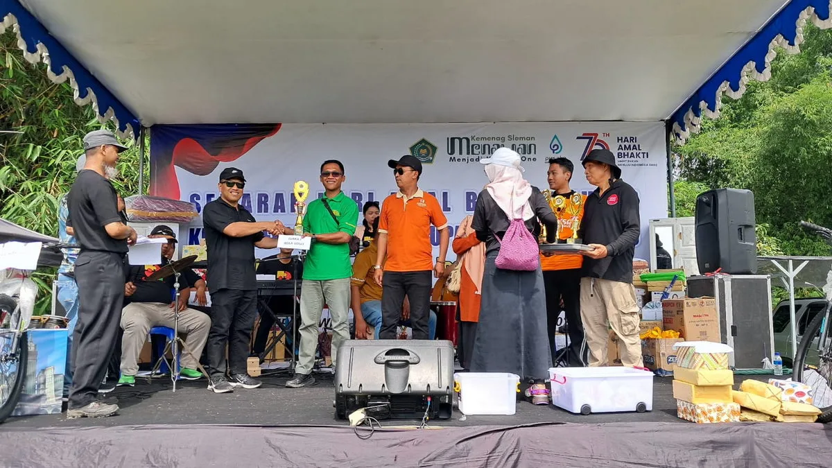 MTsN 1 Sleman Terima Piala Juara 1 Voli Plastik Antar Satker Kemenag Sleman