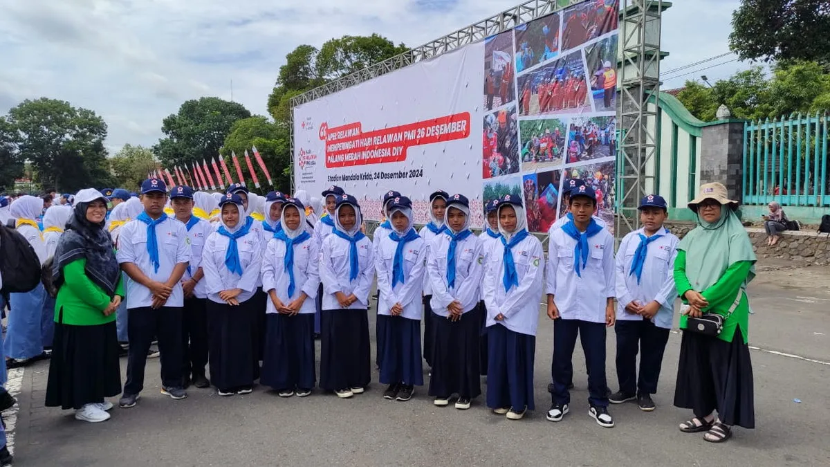 PMR MTsN 1 Sleman Ikuti Apel Gelar Peringatan Hari Relawan PMI 2024 di Stadion Mandala Krida Yogyakarta