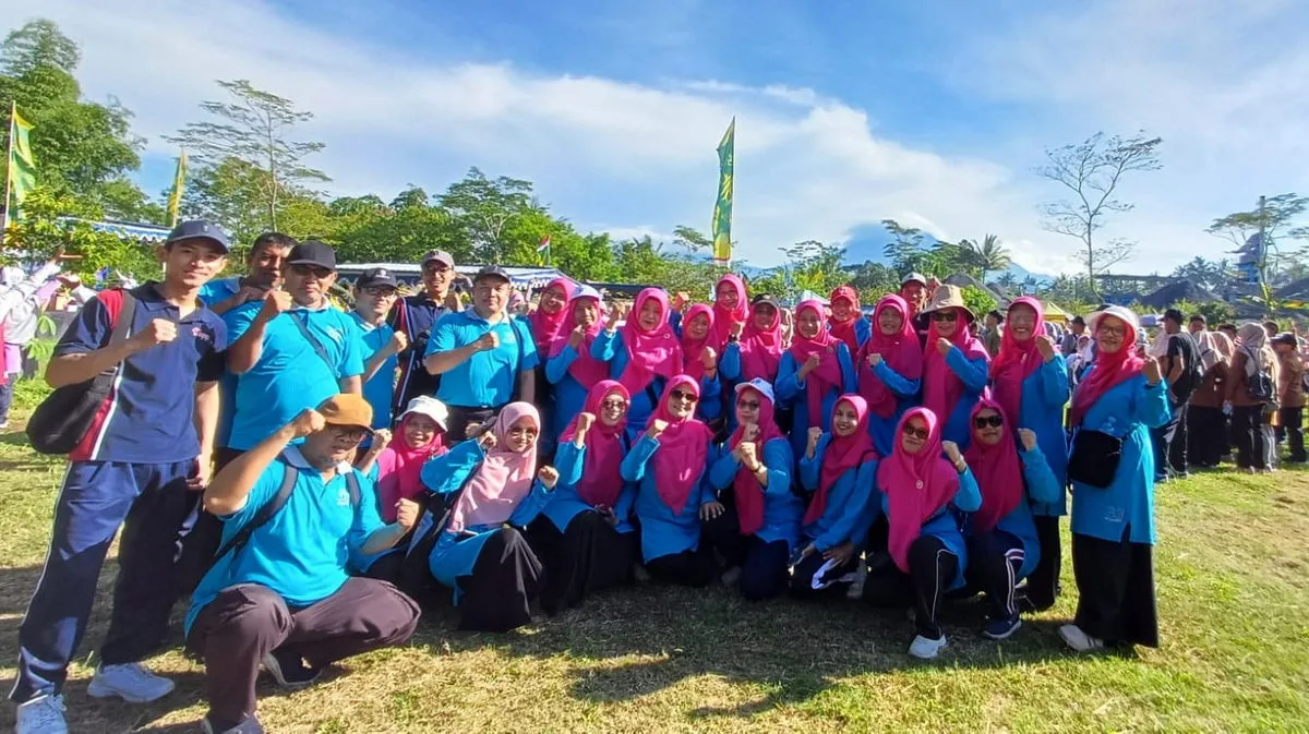 MAN 3 Sleman Ramaikan Jalan Sehat Menuju HAB Kemenag ke-79 di Grojogan Watu Purbo