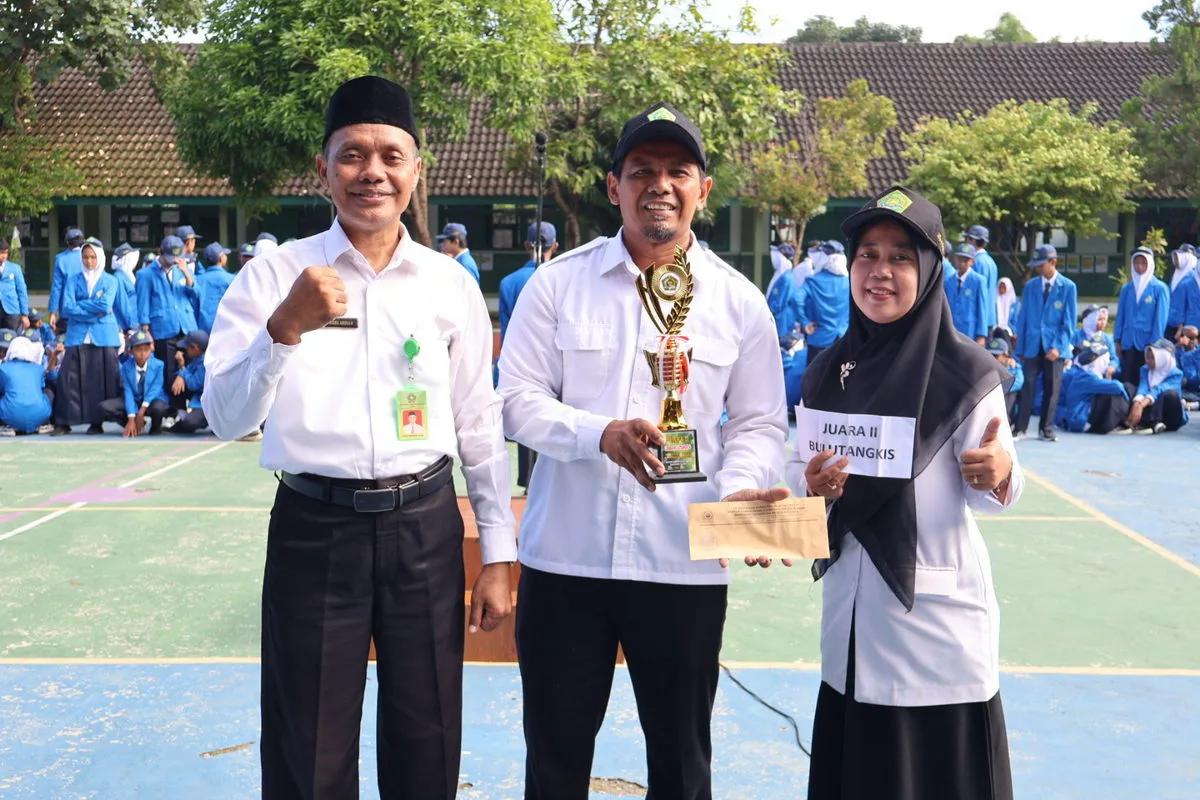 MTsN 8 Sleman Beri Apresiasi kepada Guru Berprestasi di Peringatan HAB Ke-79 Kemenag