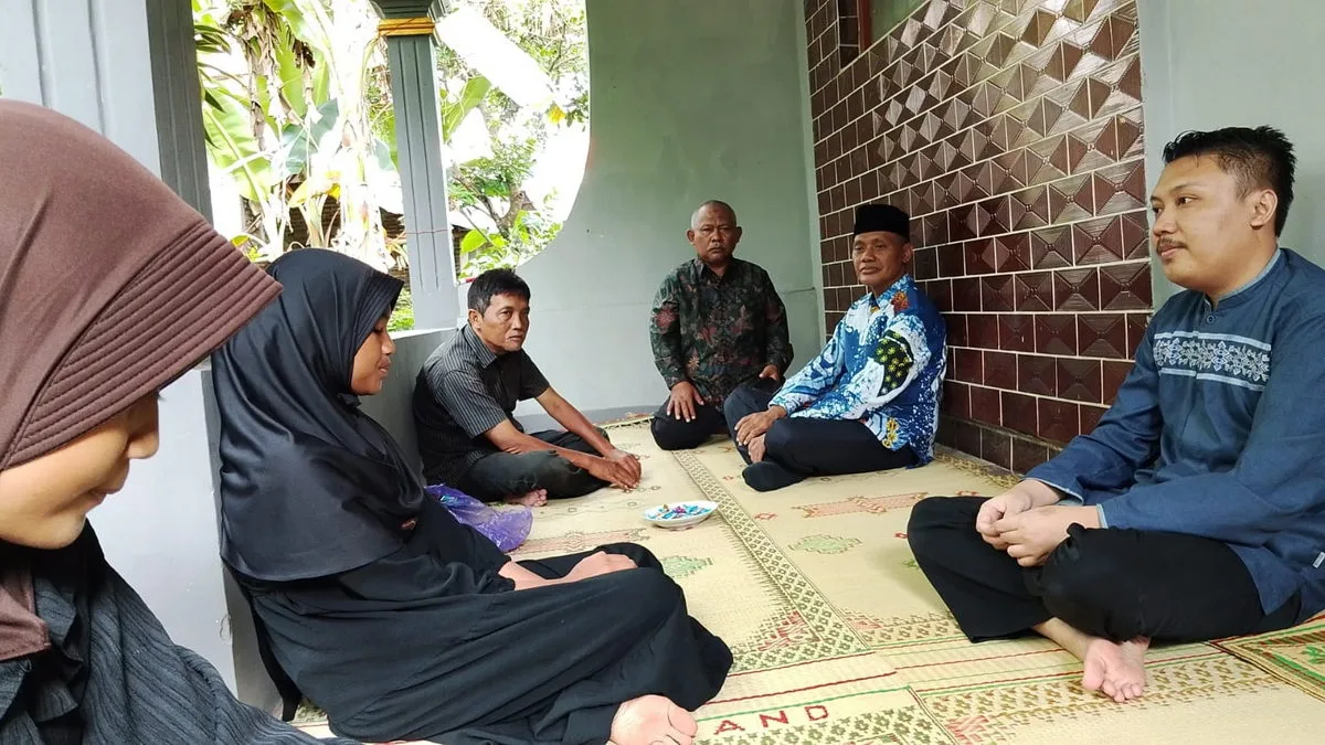 Keluarga Besar MTsN 8 Sleman Takziah ke ke Rumah Duka Ibunda Meisya Kharisma