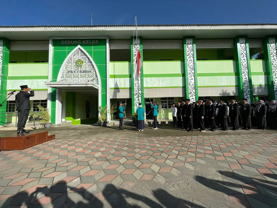 Menuju Indonesia Emas, MTsN 4 Sleman Gaungkan Semangat Rukun dalam Upacara HAB Kemenag Ke-79