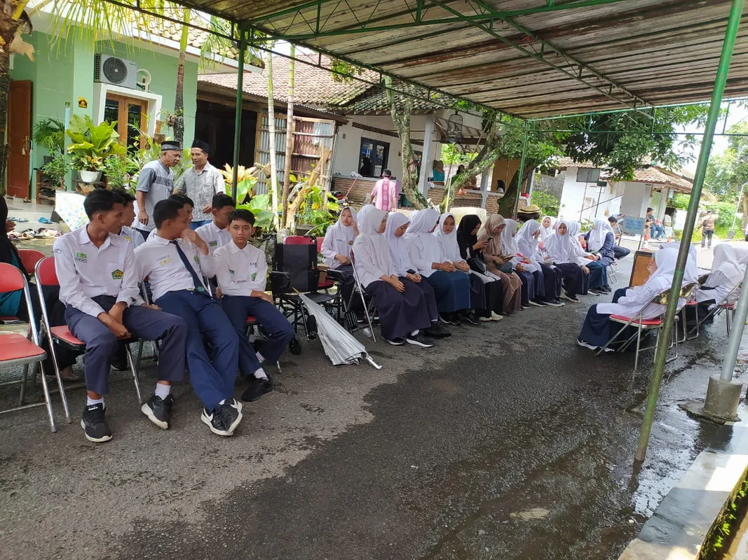 Asah Kompetensi Sosial Siswa MTsN 6 Sleman Takziah Ibunda Fathan