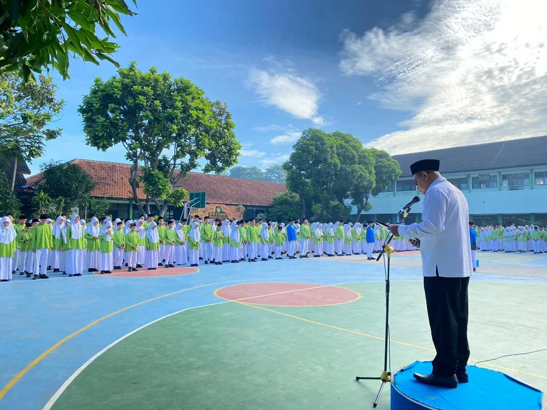 Kepala KUA Kapanewon Ngemplak Bacakan Doa pada Upacara HAB Kemenag di MTs Negeri 3 Sleman