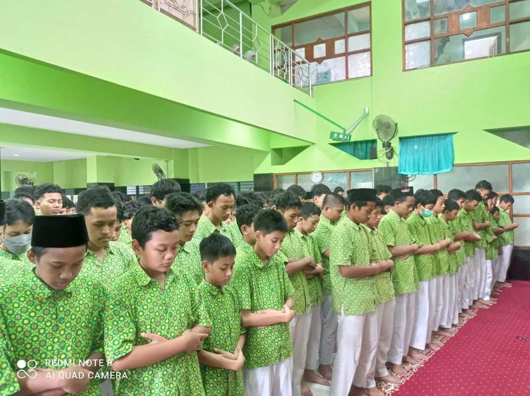 Suasana Sendu Warnai Salat Gaib di MTsN 6 Sleman