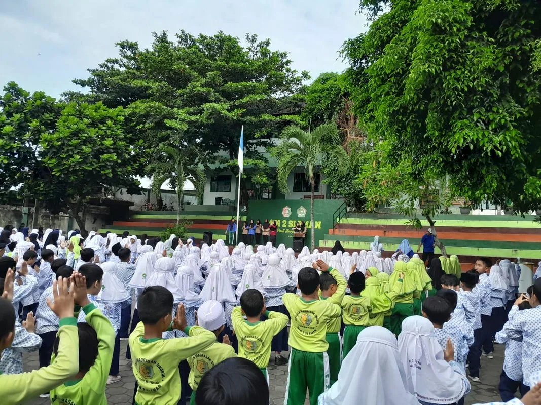 MIN 2 Sleman Semarakkan Jumat Pagi dengan Senam Bersama