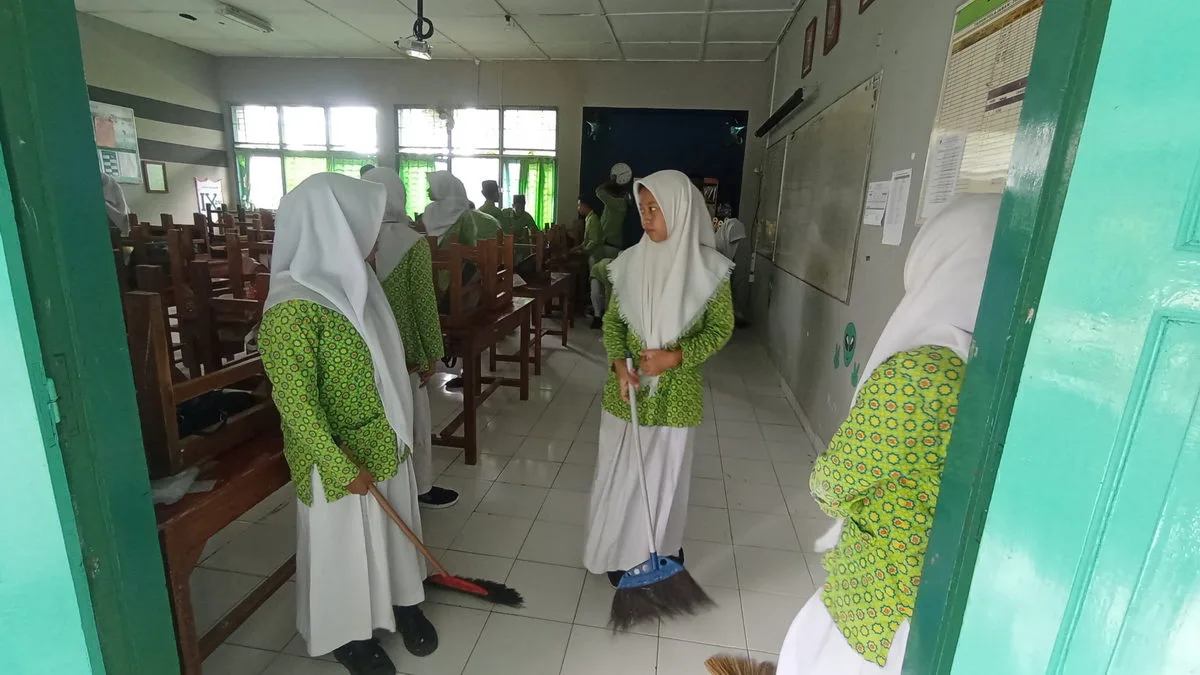 Usai Libur Panjang Warga MTsN 7 Sleman Gelar Kerja Bakti