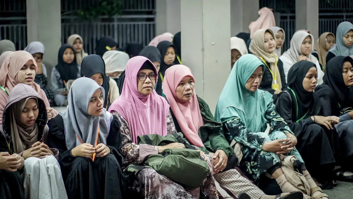 Khusyuk di Tengah Malam, Siswa MTsN 1 Sleman Ziarah ke Makam KH. Abdurrahman Wahid
