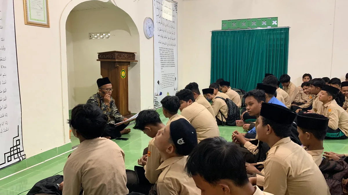 Siswa Kelas IX MTsN 3 Sleman Lakukan Literasi Religi Perdana di Musala Madrasah