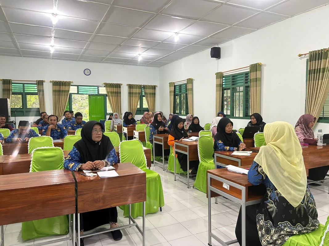 Bahas Butir Nota Kesepakatan Siswa, Guru dan Pegawai MTsN 2 Sleman Ikuti Rapat Rutin Mingguan
