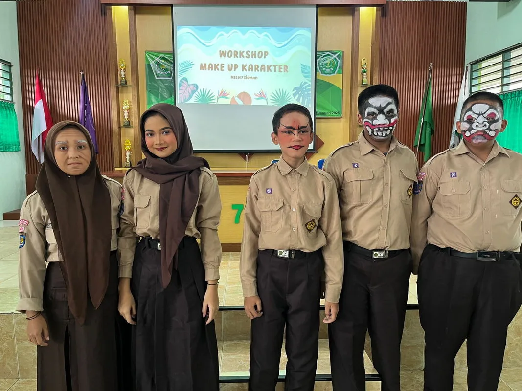 Pembelajaran P5RA, MTsN 7 Sleman Selenggarakan Pelatihan Make Up Karakter