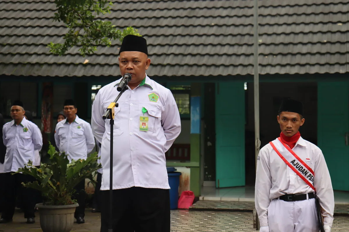 Upacara Bendera Hari Senin, Kepala Madrasah Ajak Wujudkan Madrasah Ramah Anak