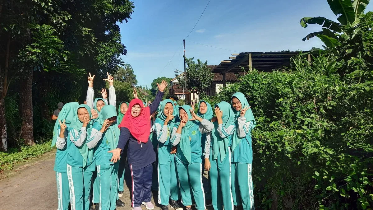 Warga MTsN 2 Sleman Gelar Kegiatan Jumat Sehat dengan Jalan Santai