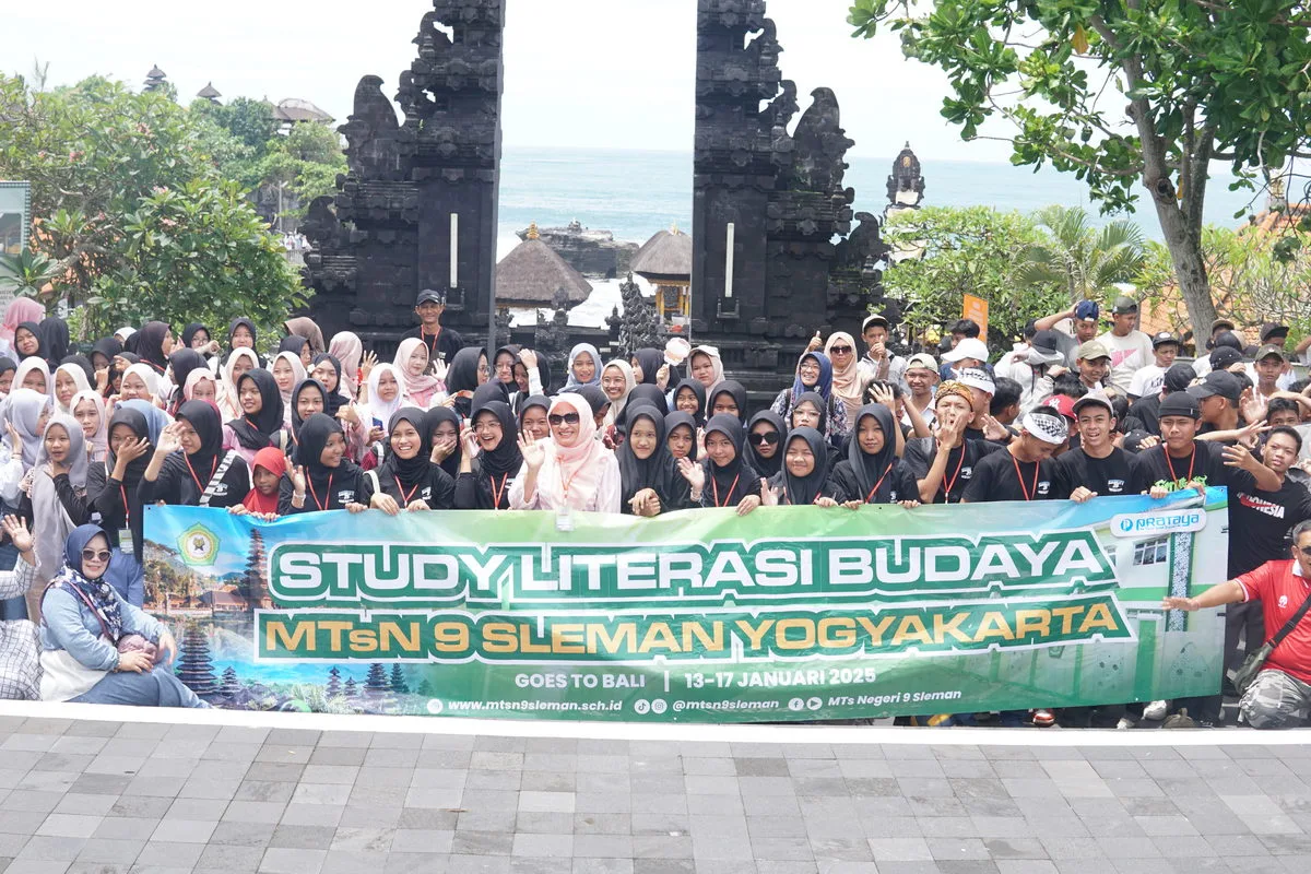 MTs Negeri 9 Sleman Ajarkan Toleransi dengan Mengunjungi Pura Tanah Lot