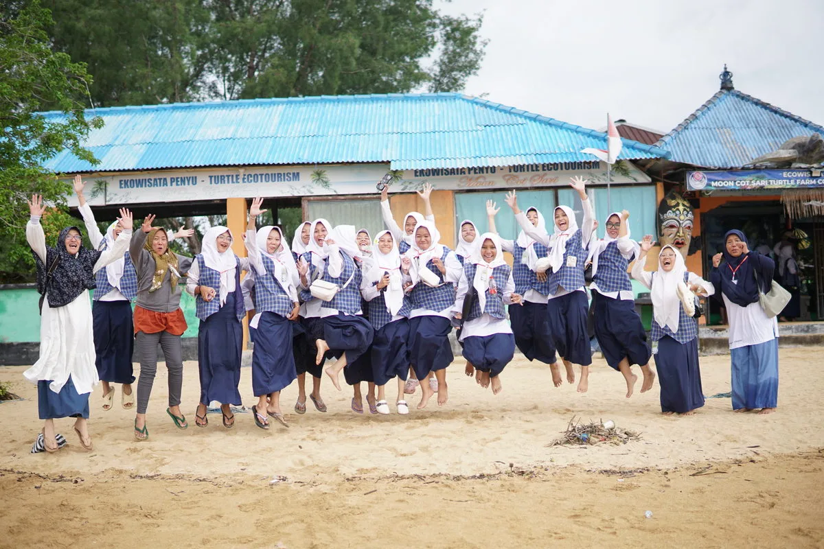 Nikmati Wisata Air, Siswa MTs Negeri 9 Sleman Kunjungi Pantai Tanjung Benoa