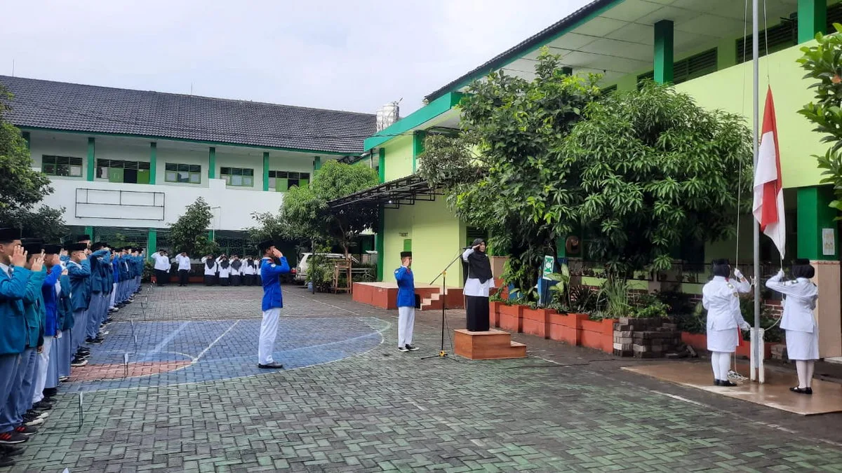 Pembina Upacara Bendera MAN 1 Sleman : Pentingnya Adab di Atas Ilmu