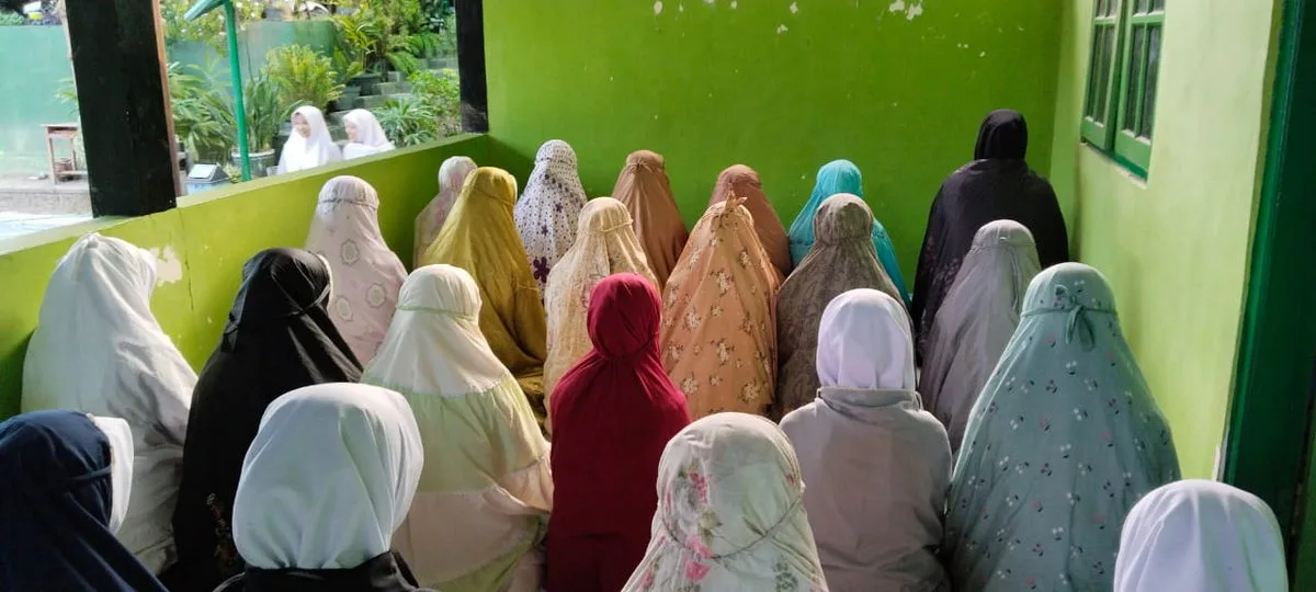 Batal Upacara Akibat Hujan, MTsN 9 Sleman Laksanakan Sholat Dhuha Berjamaah